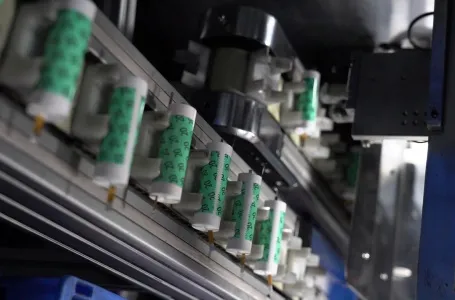 Why do 21700 simplify battery pack assembly?